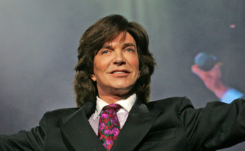 EL DISCO DEL AÑO: Camilo Sesto, Sinfónico Créditos a su autor. El propietario de esta imagen es el titular de sus derechos.