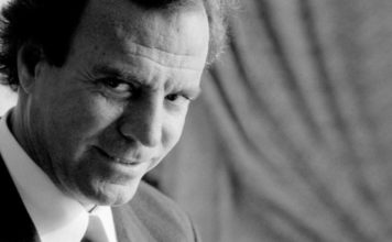 EL DISCO DEL AÑO: Julio Iglesias, México Créditos a su autor. El propietario de esta imagen es el titular de sus derechos.