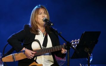 CONEXIÓN LATINA con LIUBA MARÍA HEVIA Créditos a su autor. El propietario de esta imagen es el titular de sus derechos.