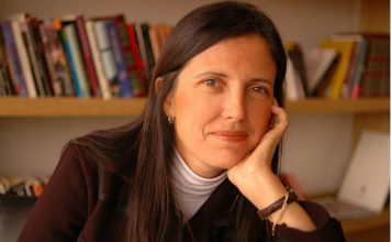 CUENTOS DE MEDIANOCHE: Un zapato y tres plumas Créditos a su autor. El propietario de esta imagen es el titular de sus derechos.