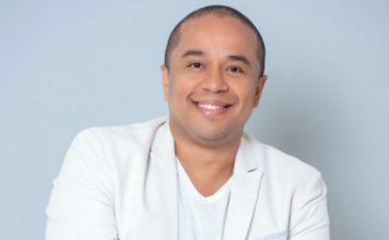 CONEXIÓN LATINA 10×2 con JOHN UPEGUI Créditos a su autor. El propietario de esta imagen es el titular de sus derechos.