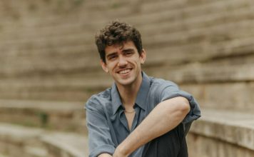 CONEXIÓN LATINA con TACHO Créditos a su autor. El propietario de esta imagen es el titular de sus derechos.