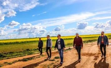 EL GARAJE con CRUCE DE CAMINOS Créditos a su autor. El propietario de esta imagen es el titular de sus derechos.