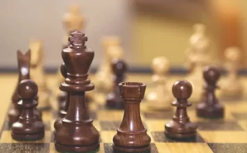 CUENTOS DE MEDIANOCHE: Enroque al odio Créditos a su autor. El propietario de esta imagen es el titular de sus derechos.