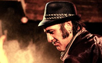 EL GARAJE con TONINO CAROTONE Créditos a su autor. El propietario de esta imagen es el titular de sus derechos.