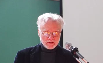 CUENTOS DE MEDIANOCHE: La niña verde Créditos a su autor. El propietario de esta imagen es el titular de sus derechos.