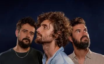 EL GARAJE con TU OTRA BONITA Créditos a su autor. El propietario de esta imagen es el titular de sus derechos.