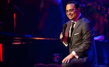 PRIMER PLANO con GILBERTO SANTA ROSA Créditos a su autor. El propietario de esta imagen es el titular de sus derechos.