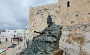 HISTORIAS DE LA HISTORIA: Oskar Schindler / El Papa Luna Créditos a su autor. El propietario de esta imagen es el titular de sus derechos.